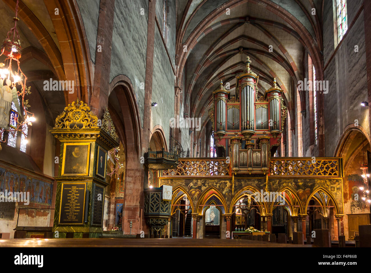 Chor-Bildschirm / Lettner und Orgel von der Saint-Pierre-le-Jeune protestantische Kirche in Straßburg, Elsass, Frankreich Stockfoto