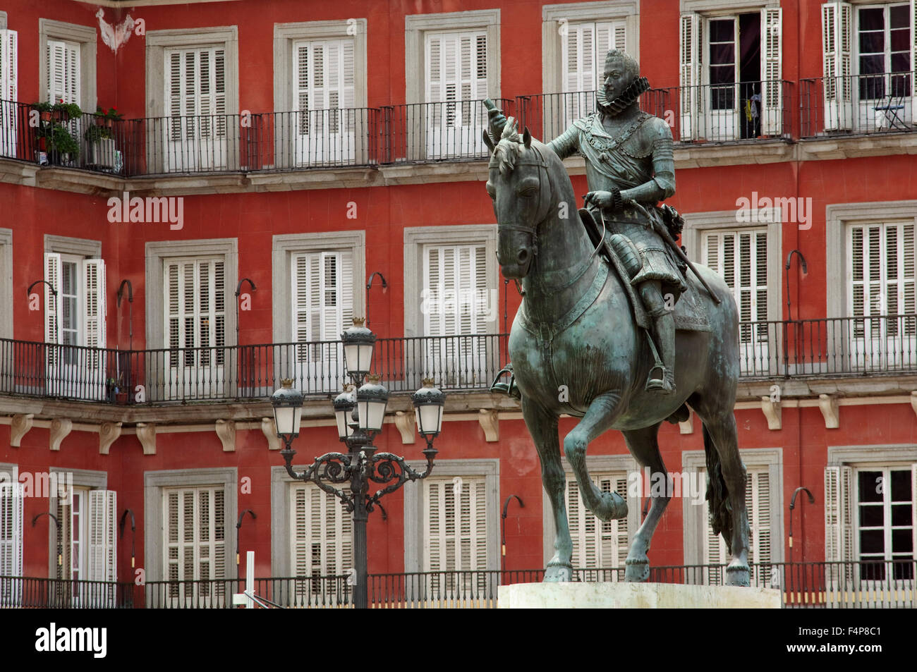 Spanien, Madrid, Plaza Mayor, Statue von König Felipe III Stockfoto