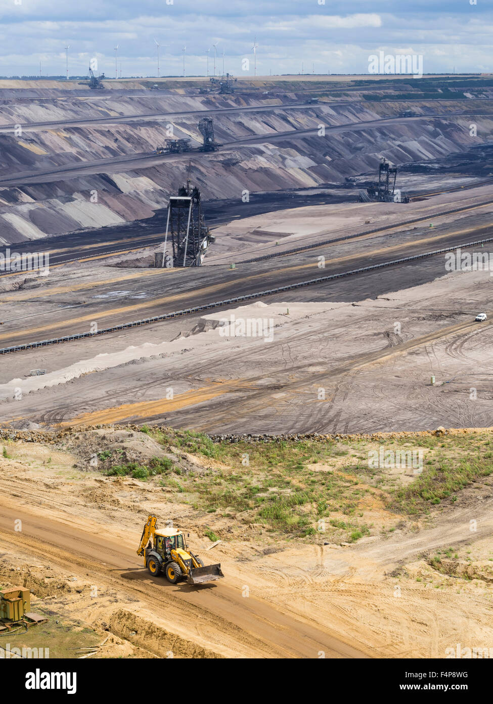 Schaufelrad Bagger in den Kratern Landschaft des Feldes, Tagebau Garzweiler, Deutschlands größte Tagebau Grube. Stockfoto