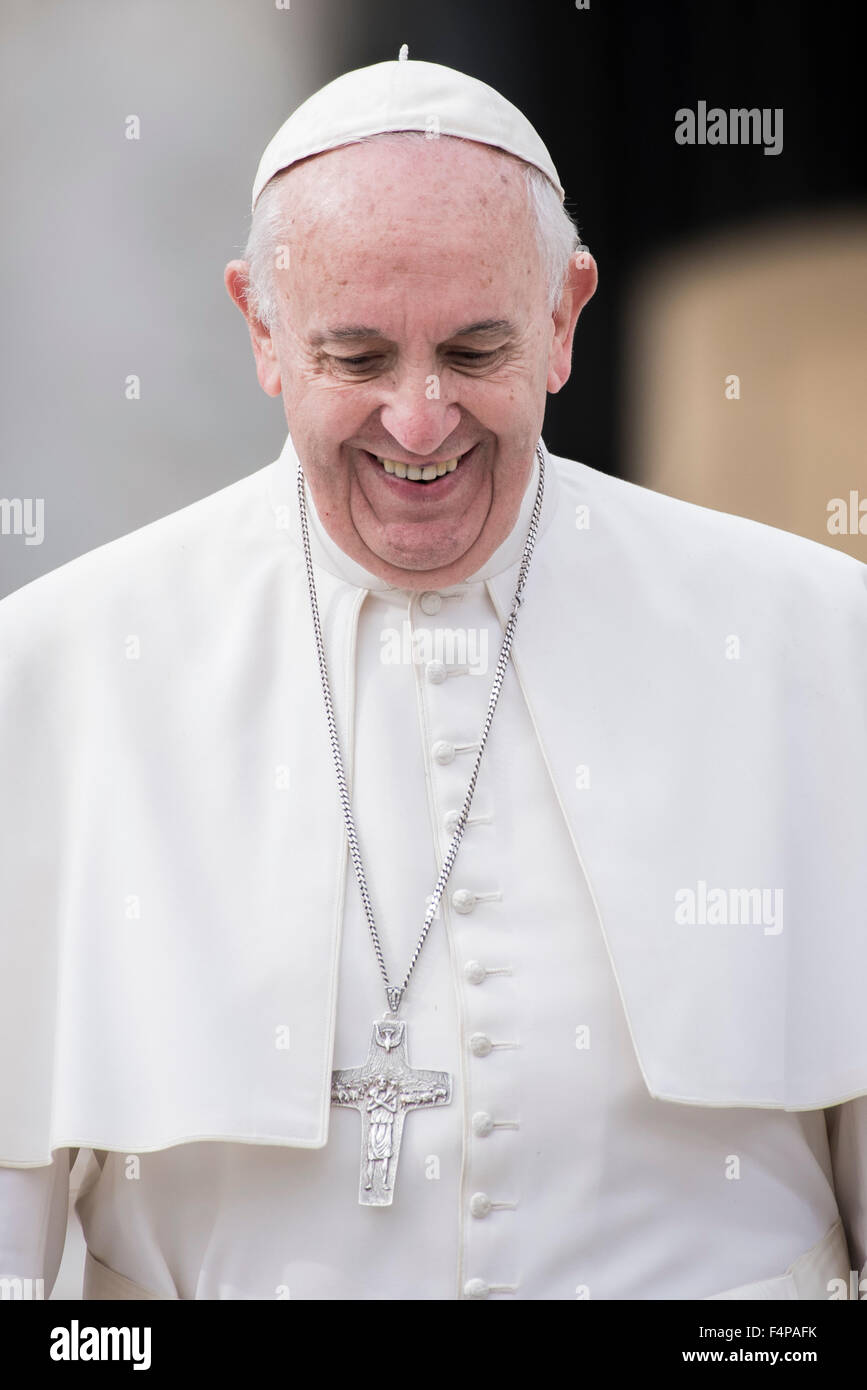 Vatikan-Stadt. 21. Oktober 2015. Papst Francis während seiner wöchentlichen Generalaudienz am St.-Peter Platz am 21. Oktober 2015 im Vatikan. Bildnachweis: Massimo Valicchia/Alamy Live-Nachrichten Stockfoto