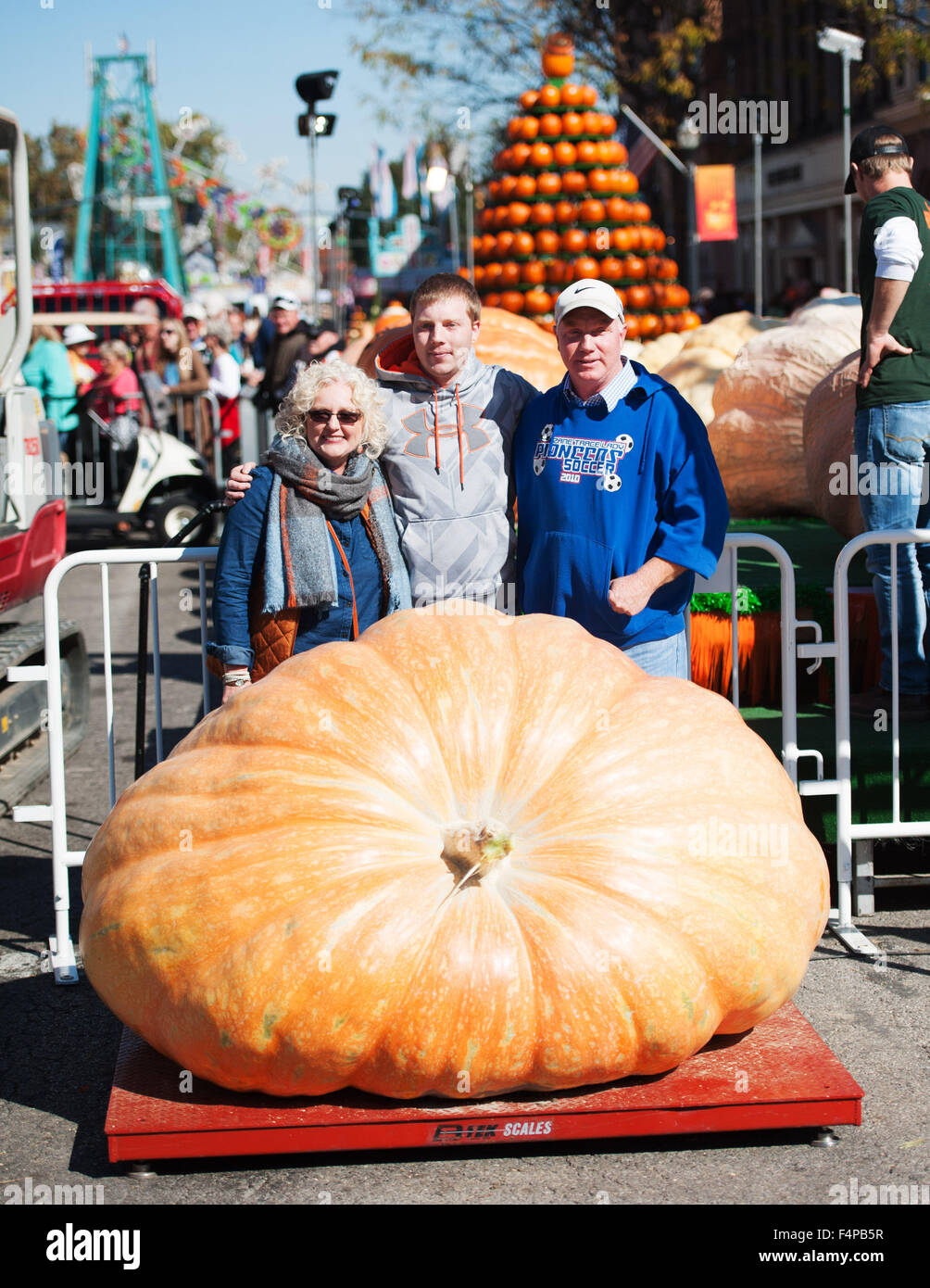 Circleville, Ohio, USA. 21. Oktober 2015. Rusty Ortman posiert mit seinen Eltern Judy und Tom nach dem Gewinn der größte Kürbis-Wettbewerb bei der 109. jährlichen Circleville Kürbis Show in Circleville, Ohio. Ortman des Kürbis wog bei 1666 lbs Credit: Brent Clark/Alamy Live News Stockfoto