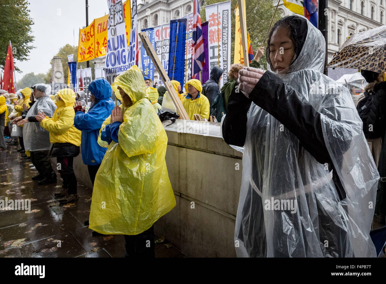 London, UK. 21. Oktober 2015. Praktizierenden von Falun Gong (oder Falun Dafa) stehen aus Protest gegen die andauernde Verfolgung ihrer spirituellen Disziplin von der chinesischen kommunistischen Partei während Präsident Xi Jinping Ankunft in Downing Street am Tag zwei seines Staates in UK Credit Besuch: Guy Corbishley/Alamy Live News Stockfoto