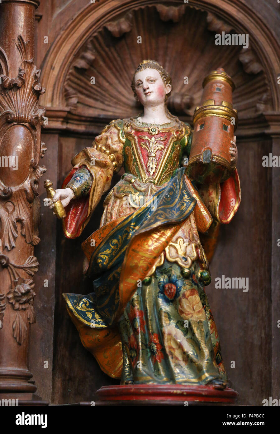 Skulptur der Heiligen Barbara und der Turm in der Kathedrale von Burgos, Kastilien, Spanien Stockfoto
