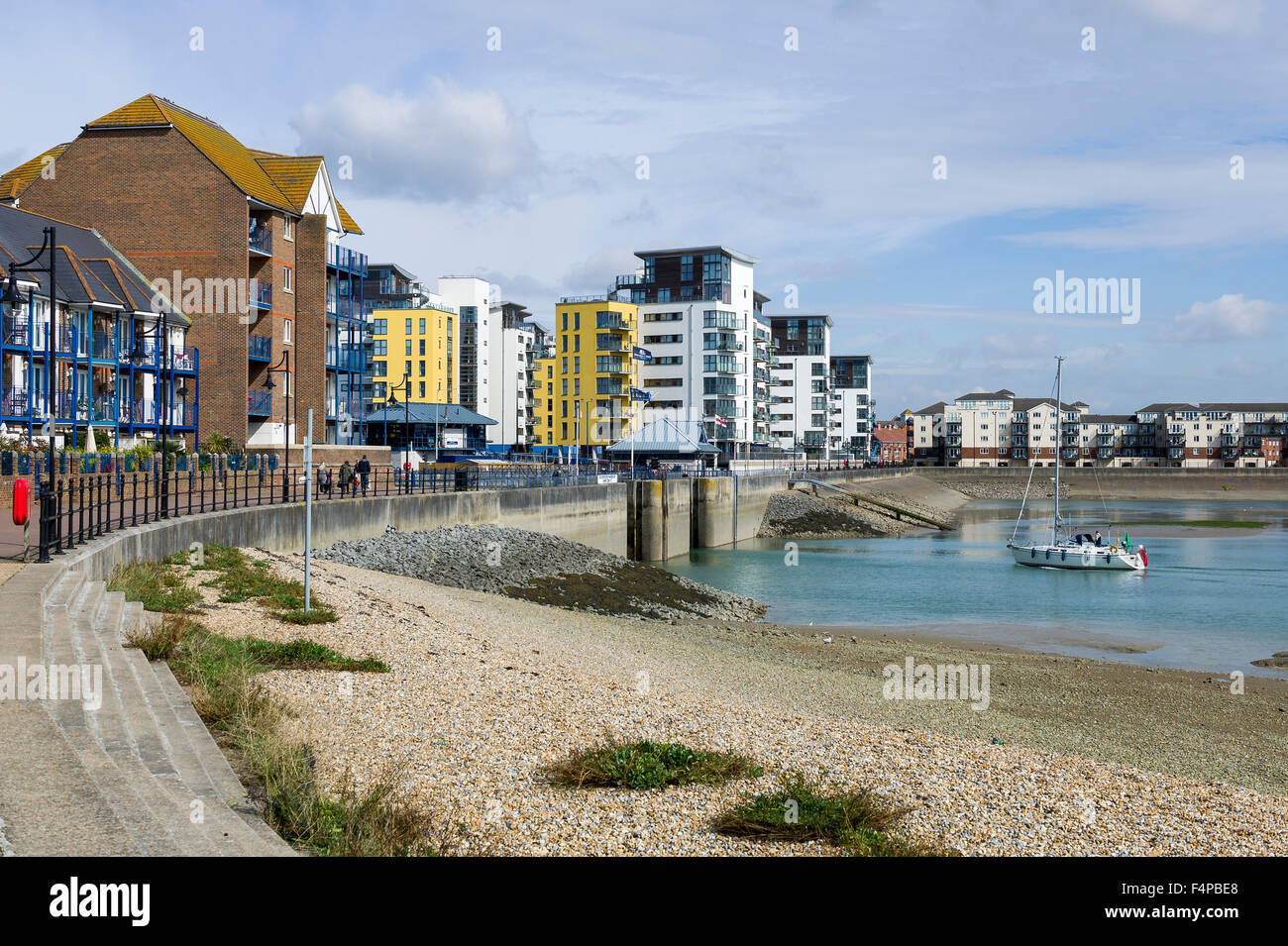 Wohnblocks neben Eastbourne Marina UK Stockfoto