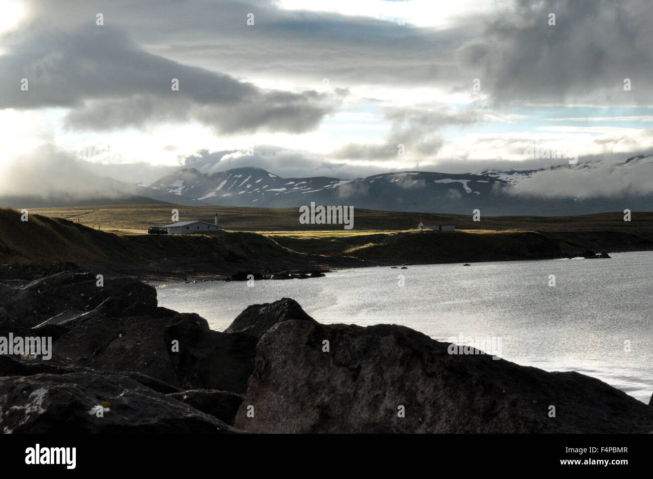Island, isländische Urlaub, Feuerland und Eis, der Natur, aus dem Wasser zu Bergen und dunklen Wolken Landschaft Stockfoto