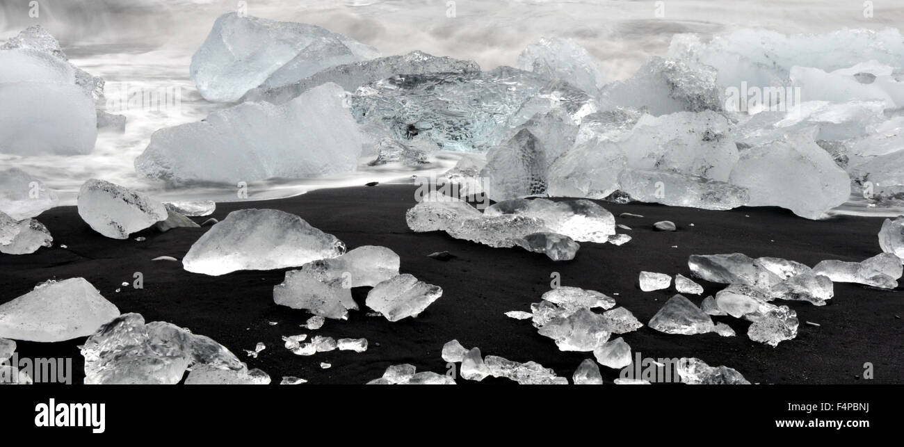 Große Stücke von Gletschereis angespült am Strand mit Meerwasser, Gletscherlagune Jökulsárlón, Island Stockfoto