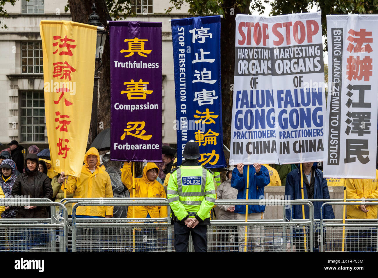 London, UK. 21. Oktober 2015. Praktizierenden von Falun Gong (oder Falun Dafa) stehen aus Protest gegen die andauernde Verfolgung ihrer spirituellen Disziplin von der chinesischen kommunistischen Partei während Präsident Xi Jinping Ankunft in Downing Street am Tag zwei seines Staates in UK Credit Besuch: Guy Corbishley/Alamy Live News Stockfoto