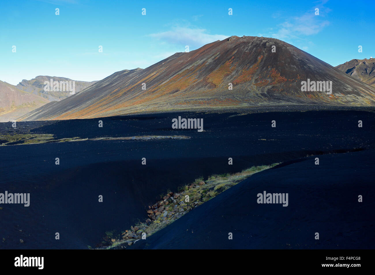 Seljafell mit schwarzer Asche Vordergrund auf die Snaefellsnes Halbinsel Island Stockfoto