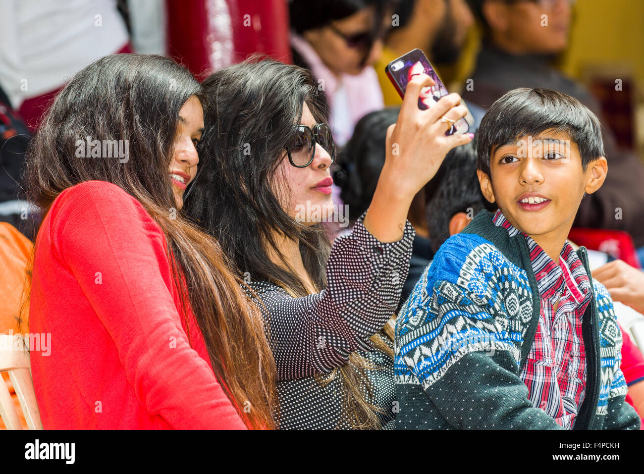 Zwei junge indische Frauen nehmen eine selfie mit Ihrem Mobiltelefon während hemis Festival Stockfoto