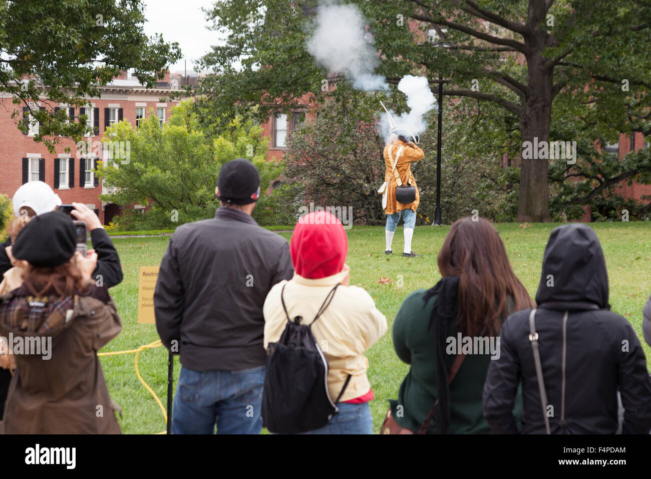 Touristen auf dem Boston Freedom Trail am Bunker Hill beobachten eine Nachstellung der Schlacht von Bunker Hill, Boston USA Stockfoto