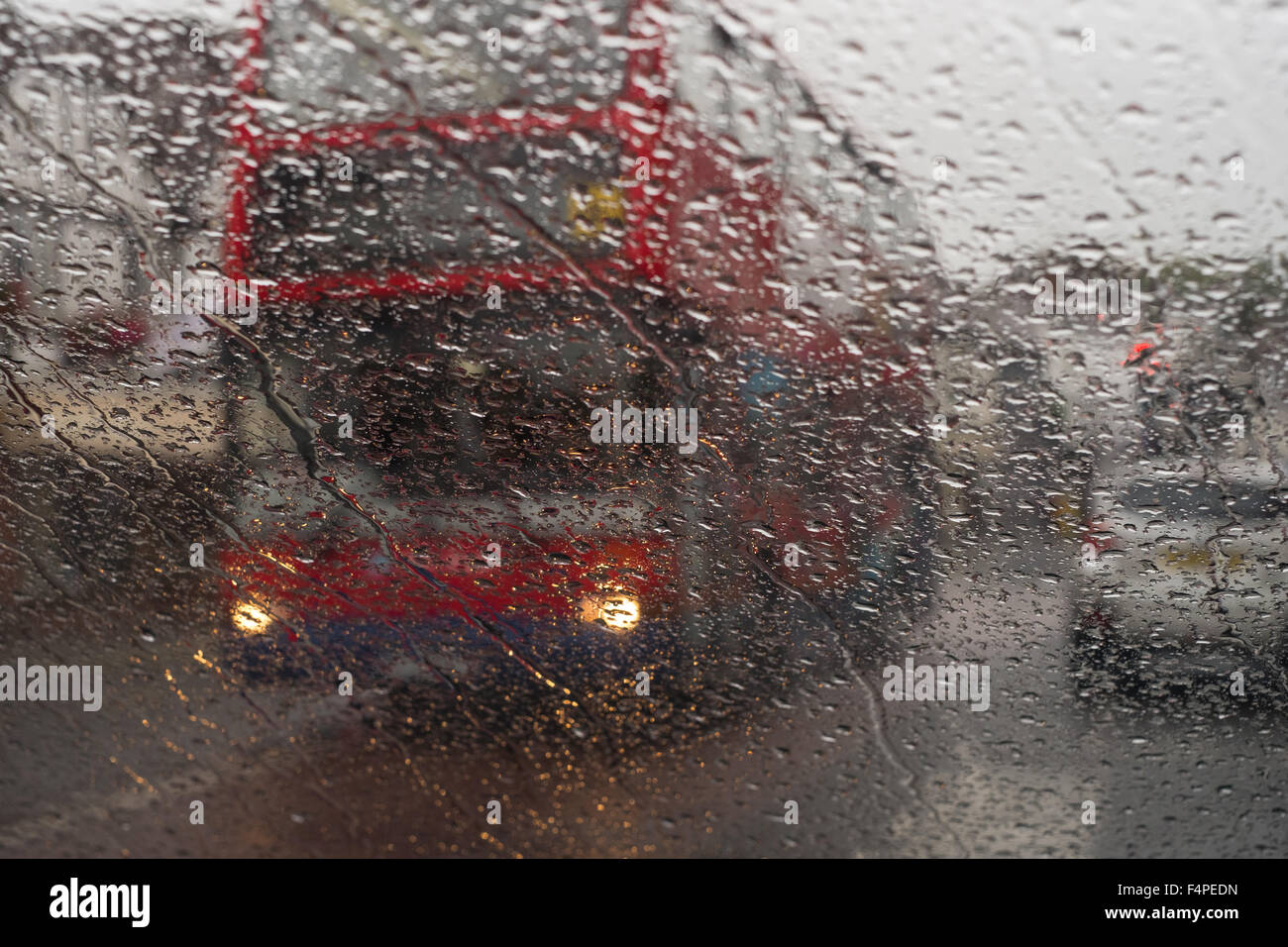 Straßenfotografie durch eine nasse Autofenster auf einem sehr nassen Regentag Stockfoto