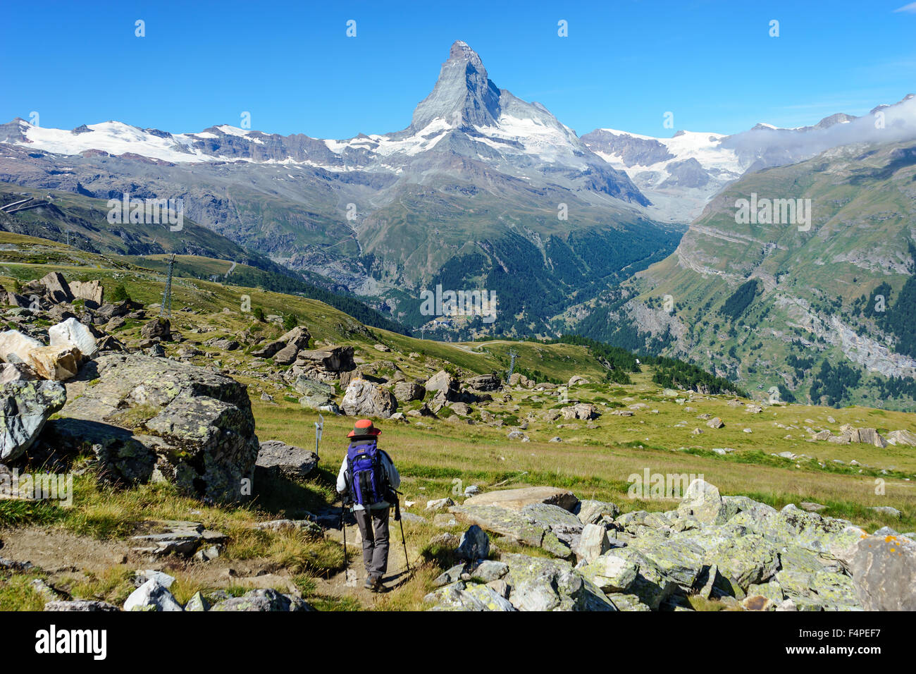 Ein Wanderer macht eine Biegung auf dem Matterhorn-Trail in den Schweizer Alpen. Juli, 2105. Matterhorn, Schweiz. Stockfoto