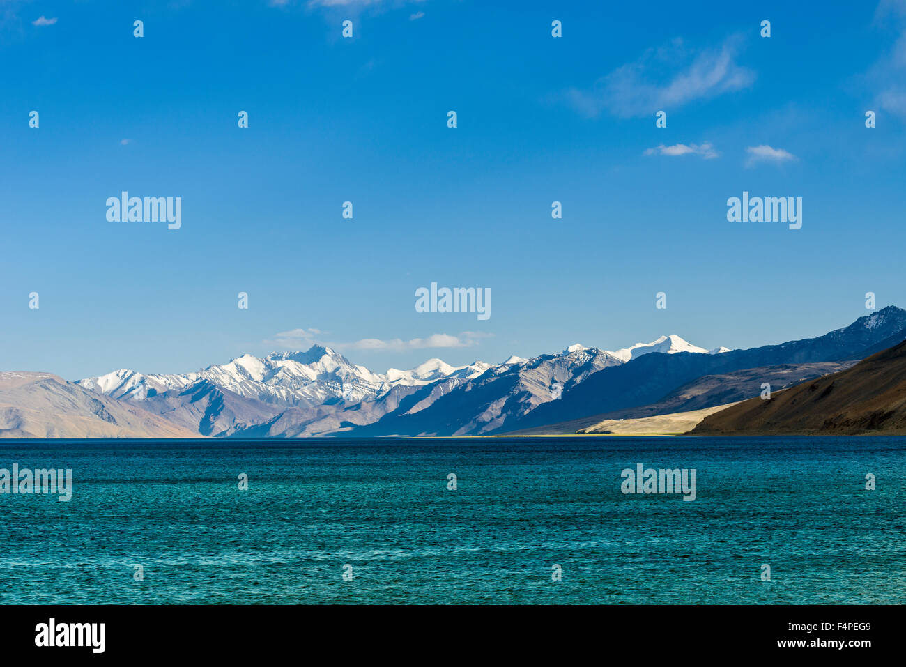 Die schneebedeckten Berge und das türkisfarbene Wasser des Tso moriri, ein See auf einer Höhe von 4.500 Metern in changtang Bereich Stockfoto