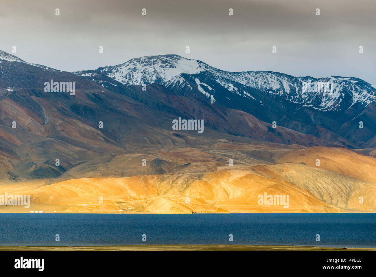 Die Sonne scheint auf den kargen Hügeln und das türkisfarbene Wasser des Tso moriri, ein See auf einer Höhe von 4.500 Metern in changtang Stockfoto