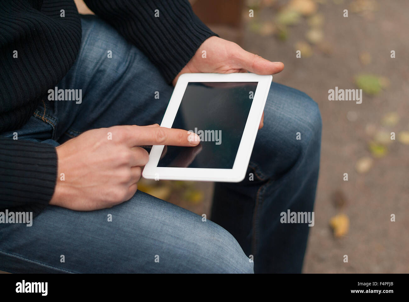 Mann mit Tablet-PC in den Händen von Close up. Stockfoto
