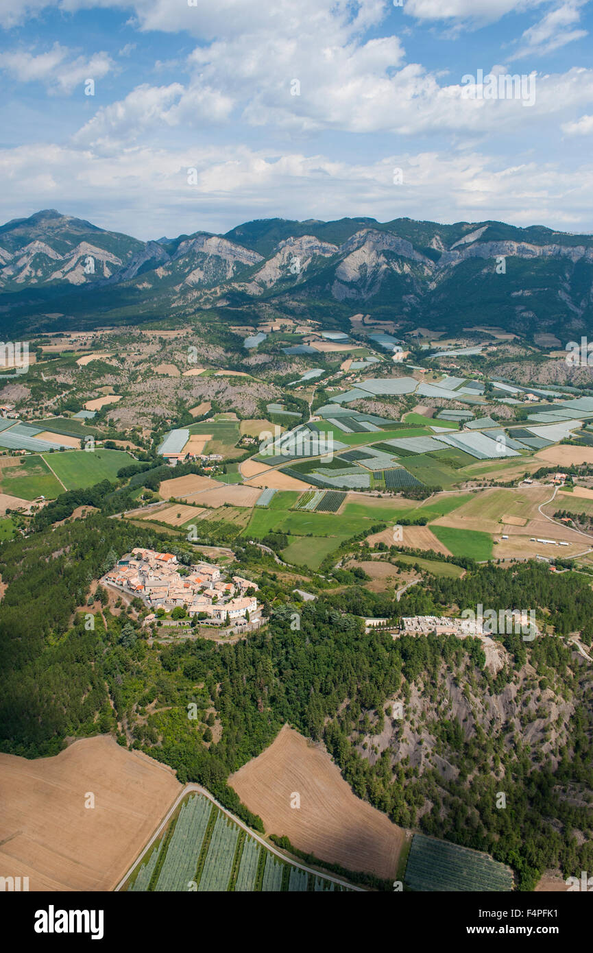 Aerial Landschaft in der Provence mit dem Beginn der französischen Alpen im Hintergrund Stockfoto