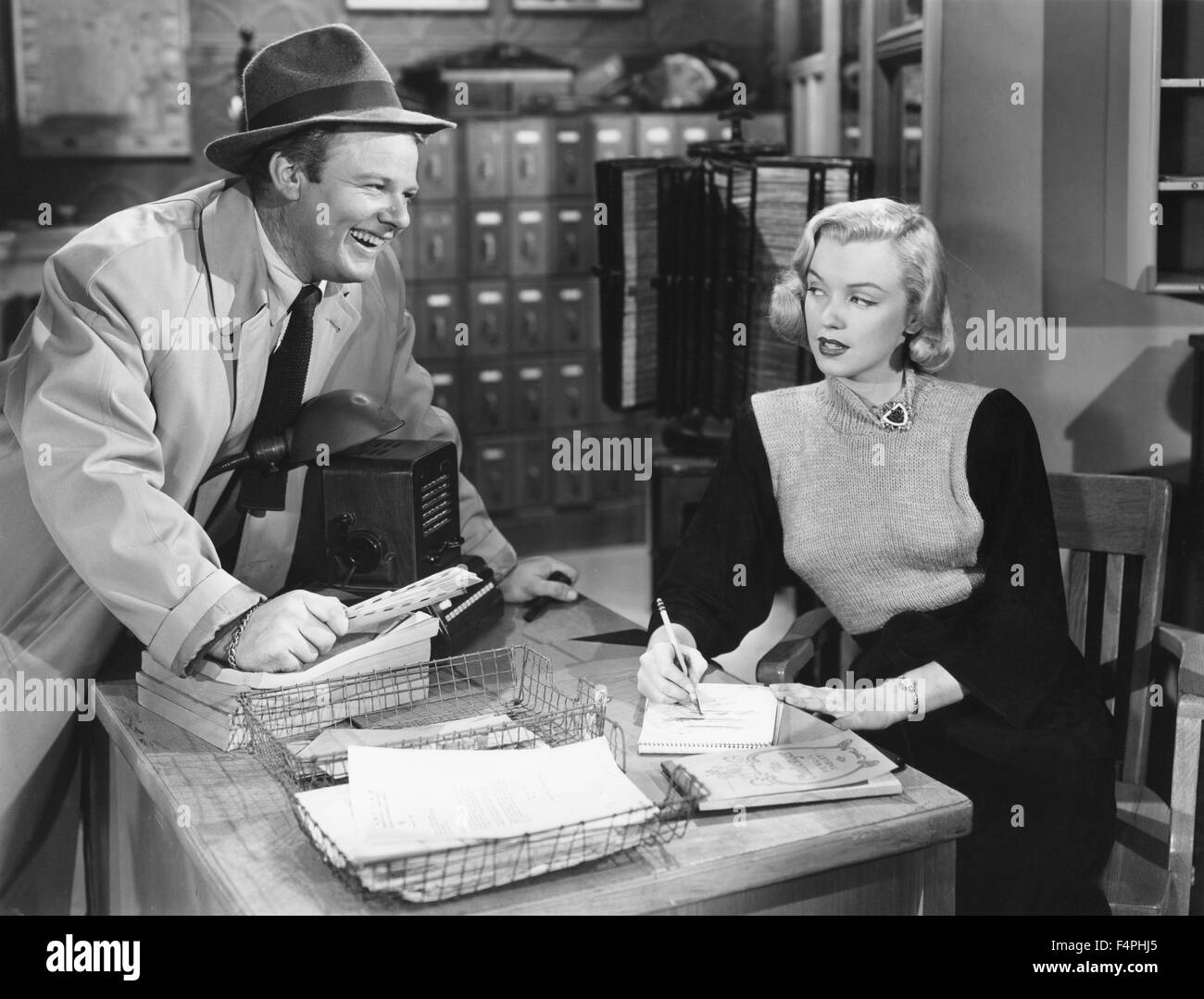 Alan Hale Jr. und Marilyn Monroe / Home Town Story / 1951 unter der Regie von Arthur Pierson [Metro-Goldwyn-Mayer Bilder] Stockfoto