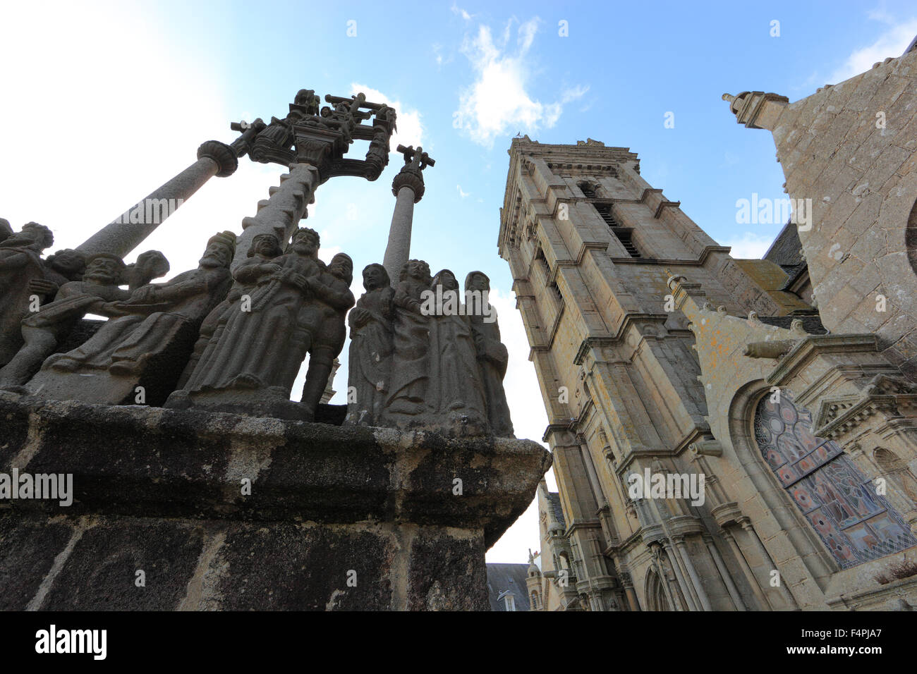Frankreich, Bretagne, Saint-Thegonnec, ummauerten Pfarrei, Kirche Notre-Dame und ein Teil des Kalvarienberges, Calvaire Stockfoto