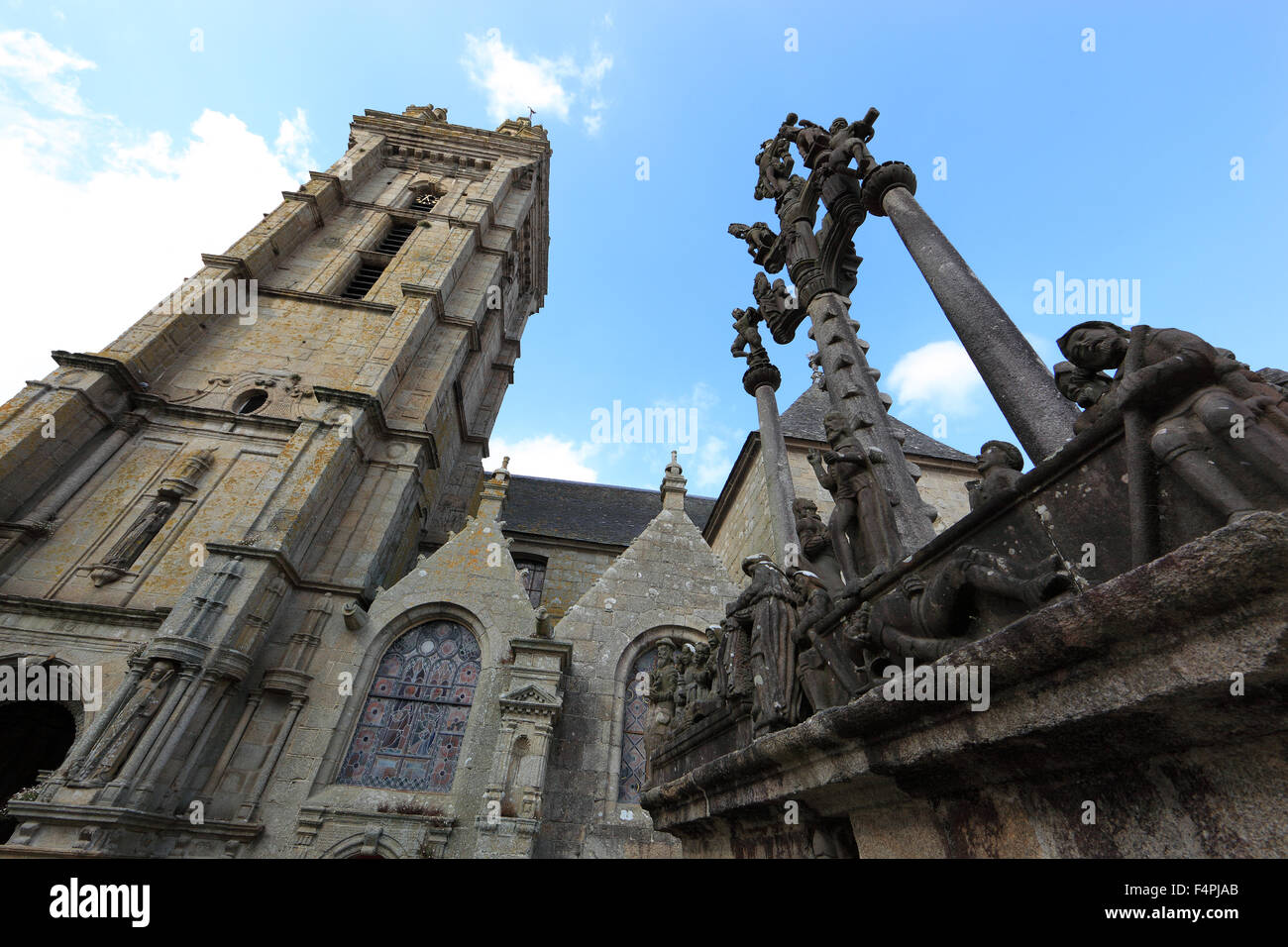 Frankreich, Bretagne, Saint-Thegonnec, ummauerten Pfarrei, Kirche Notre-Dame und ein Teil des Kalvarienberges, Calvaire Stockfoto
