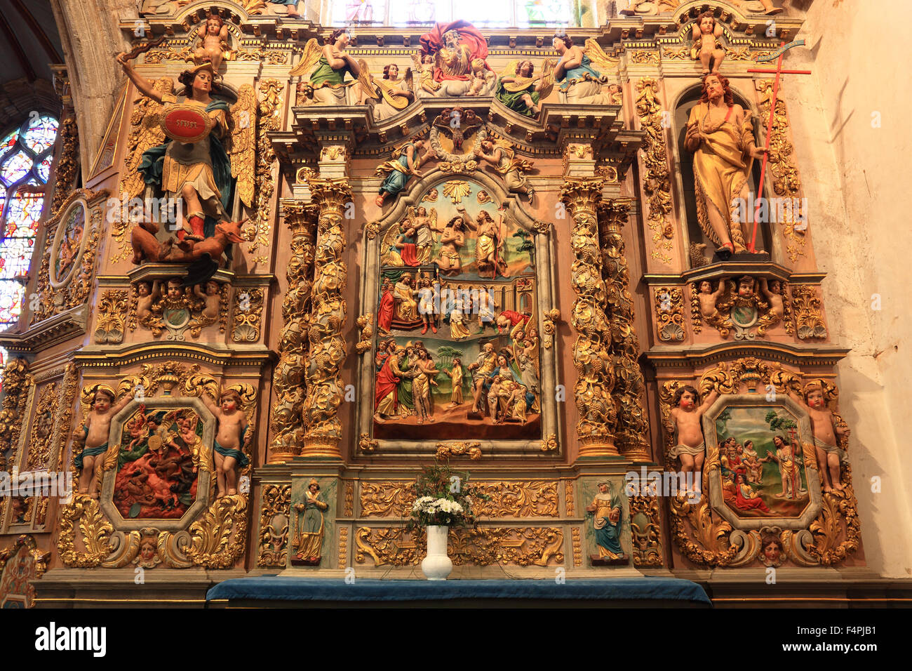 Frankreich, Bretagne, ruhiger-Guimiliau, Kirche Notre-Dame, Seitenaltar der Kirche innen Stockfoto