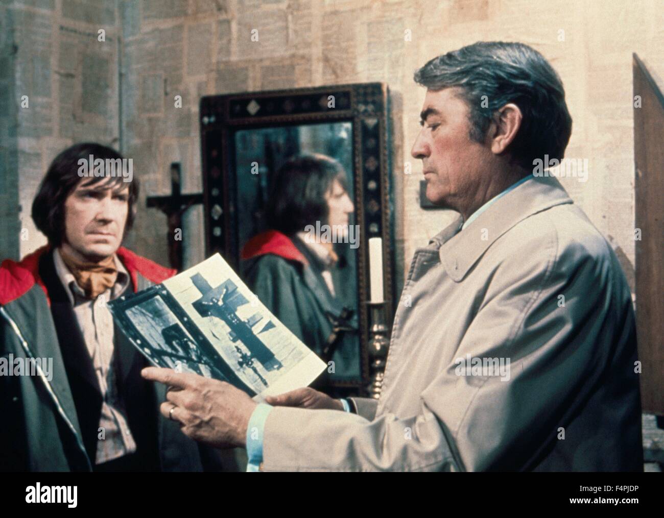 David Warner und Gregory Peck / das Omen / 1976 unter der Regie von Richard Donner [Twentieth Century Fox Film] Stockfoto