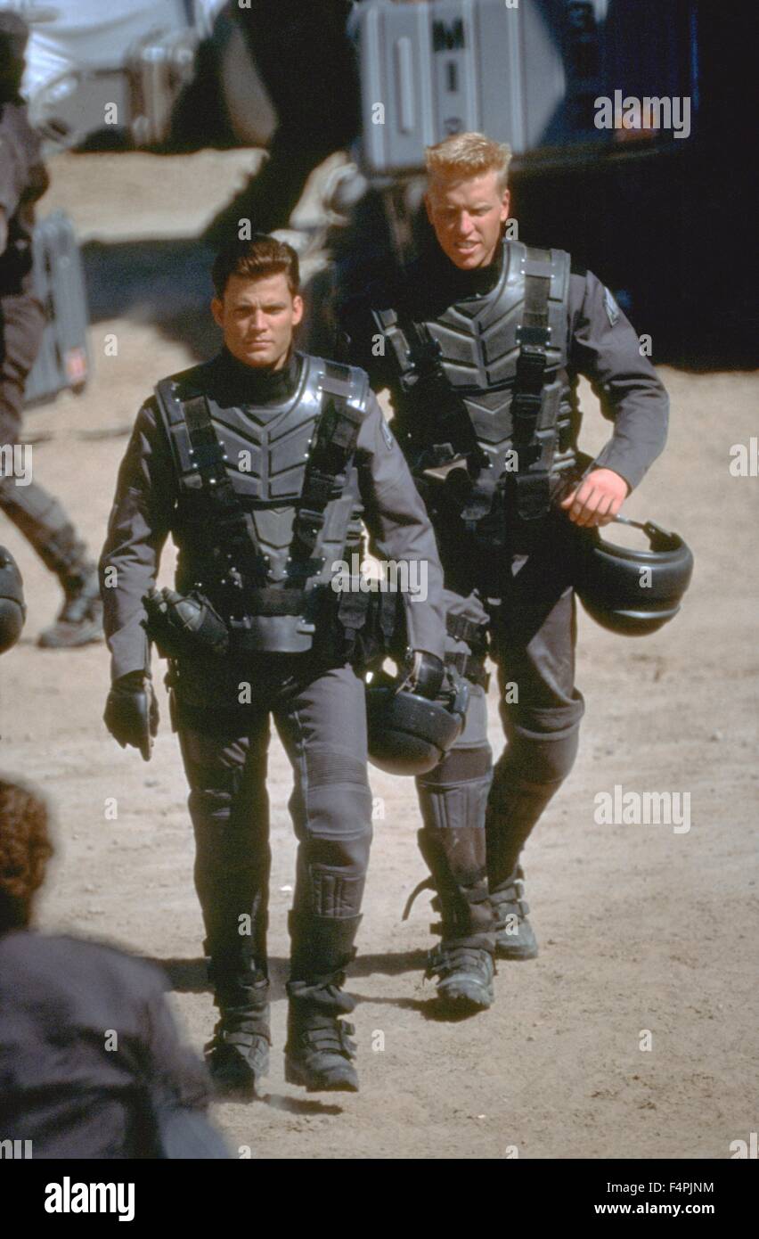 Casper Van Dien und Jake Busey / Starship Troopers / 1997 unter der Regie von Paul Verhoeven [TriStar Pictures] Stockfoto