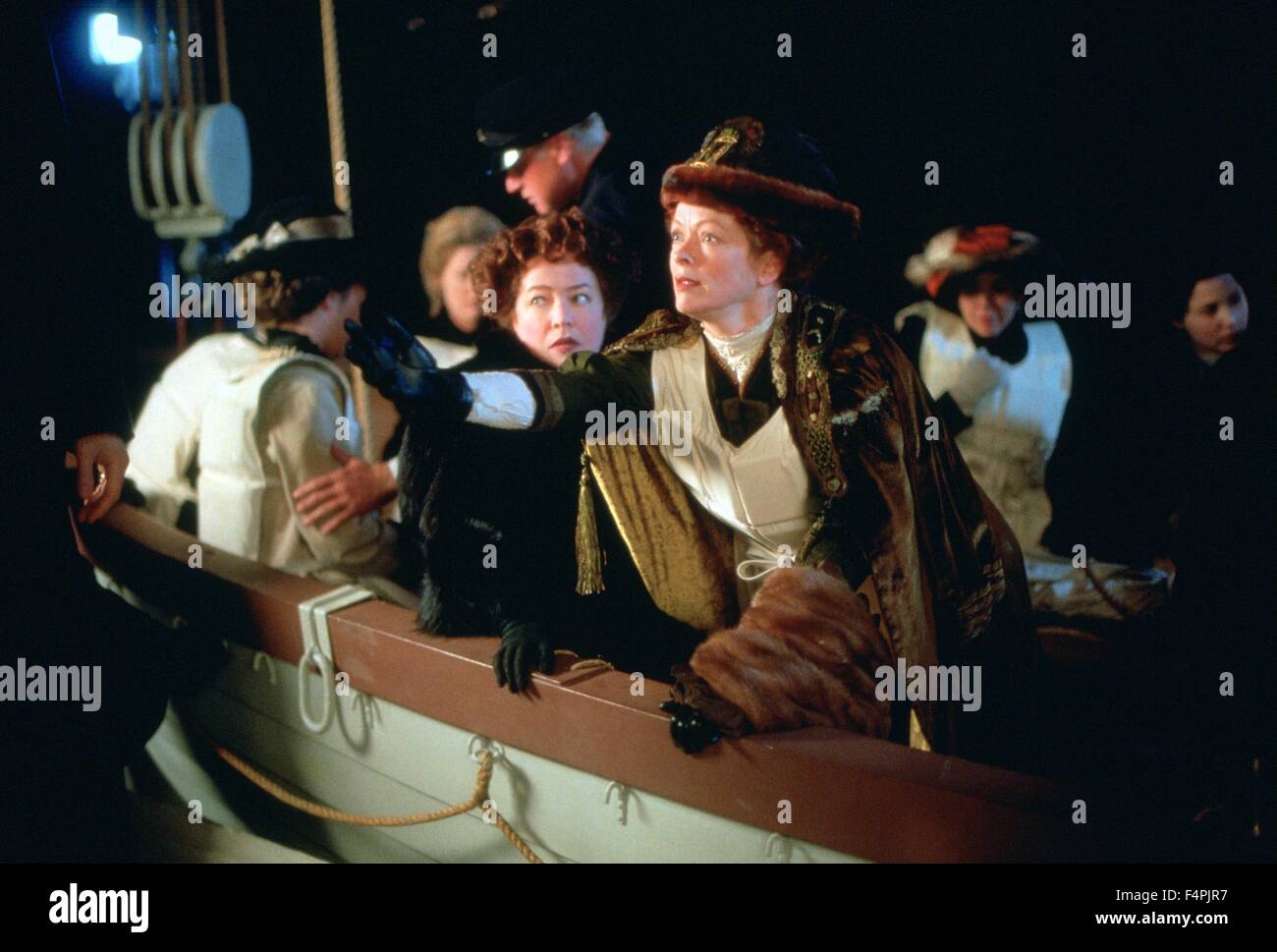 Kathy Bates und Frances Fisher / Titanic / 1997 unter der Regie von James Cameron [zwanzigsten Jahrhundert Fox Pictures] Stockfoto