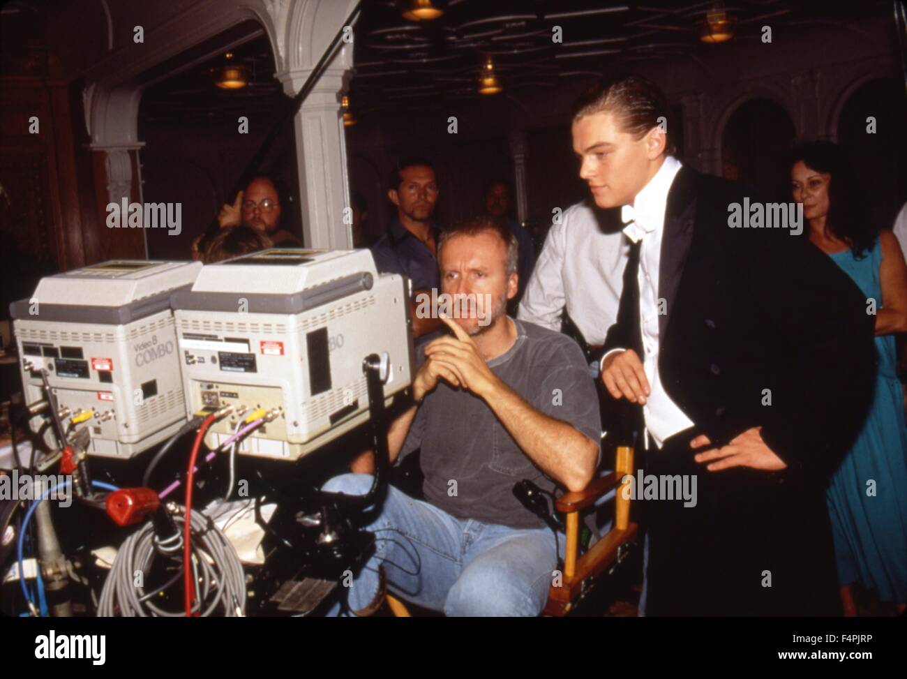 Am Set, James Cameron und Leonardo DiCaprio / Titanic / 1997 unter der Regie von James Cameron [zwanzigsten Jahrhundert Fox Pictures] Stockfoto