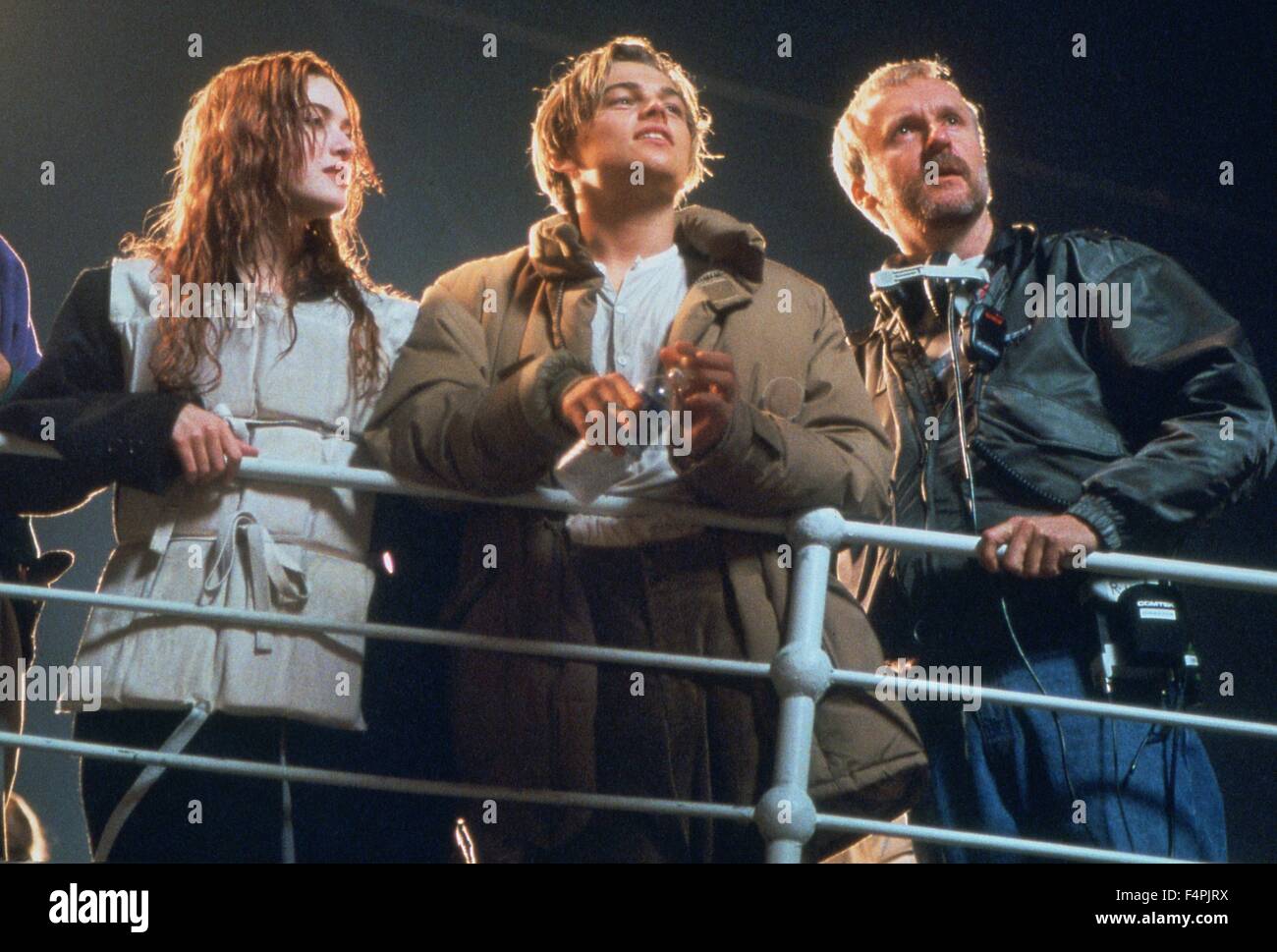 Am Set, James Cameron mit Leonardo DiCaprio und Kate Winslet / Titanic / 1997 unter der Regie von James Cameron [zwanzigsten Jahrhundert Fox Pictures] Stockfoto