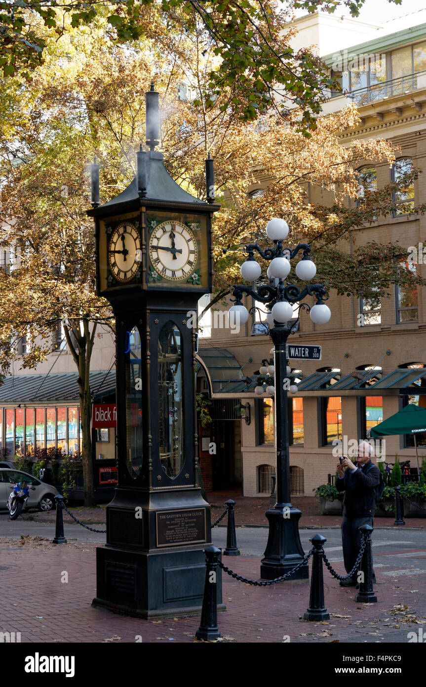 Touristen fotografieren der Gastown Dampfuhr auf Water Street im historischen Gastown Viertel, Vancouver, BC, Kanada Stockfoto