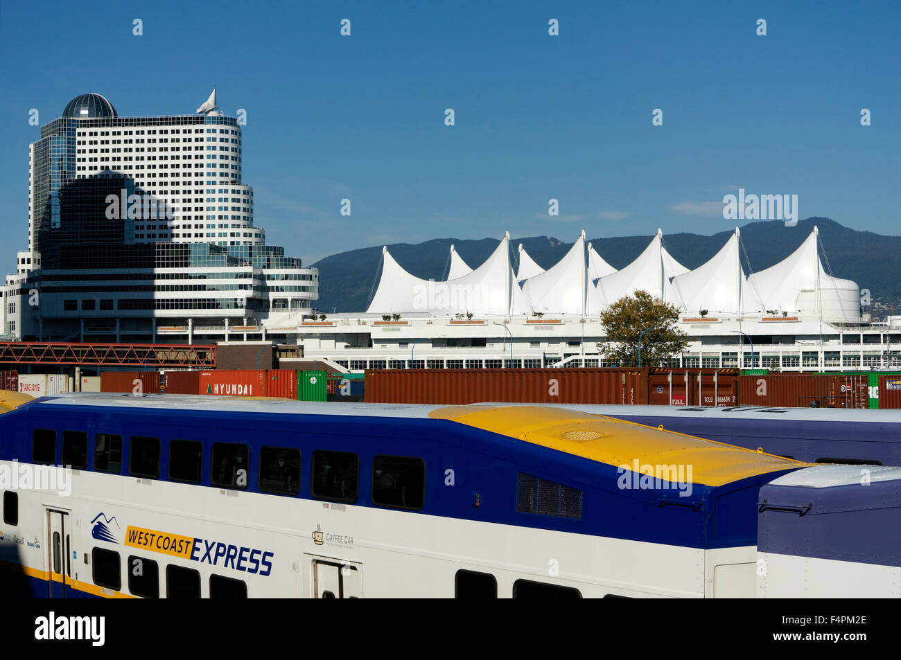 West Coast Express Pendlerzug, Güterwagen und Canada Place Segel und Pan Pacific Hotel, Vancouver, BC, Kanada Stockfoto