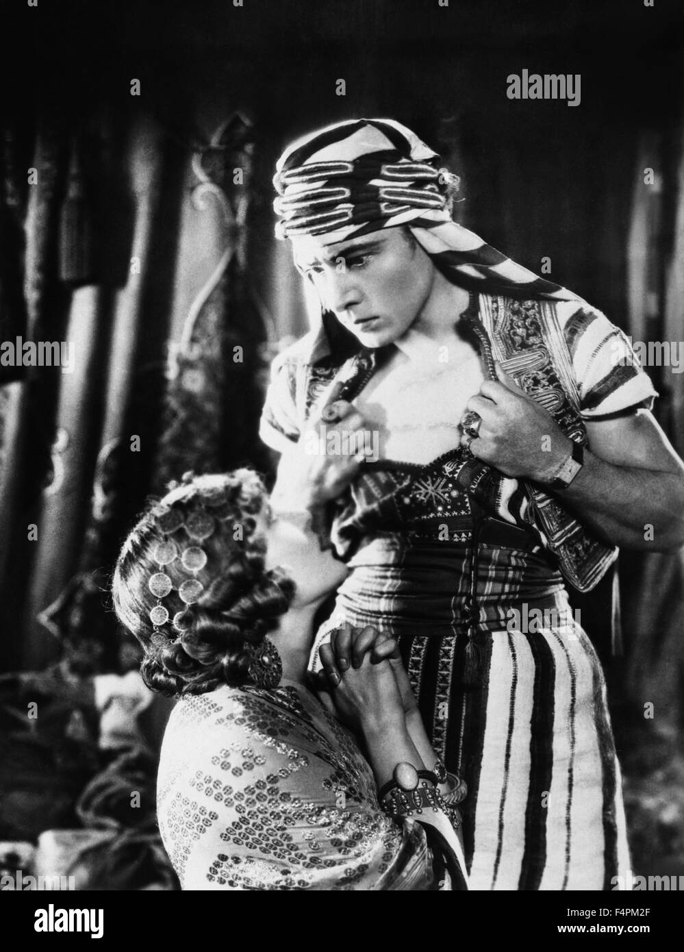 Vilma Banky und Rudolph Valentino / der Sohn des Scheichs / 1926 unter der Regie von George Fitzmaurice [United Artists / Sammlung Sonnen] Stockfoto