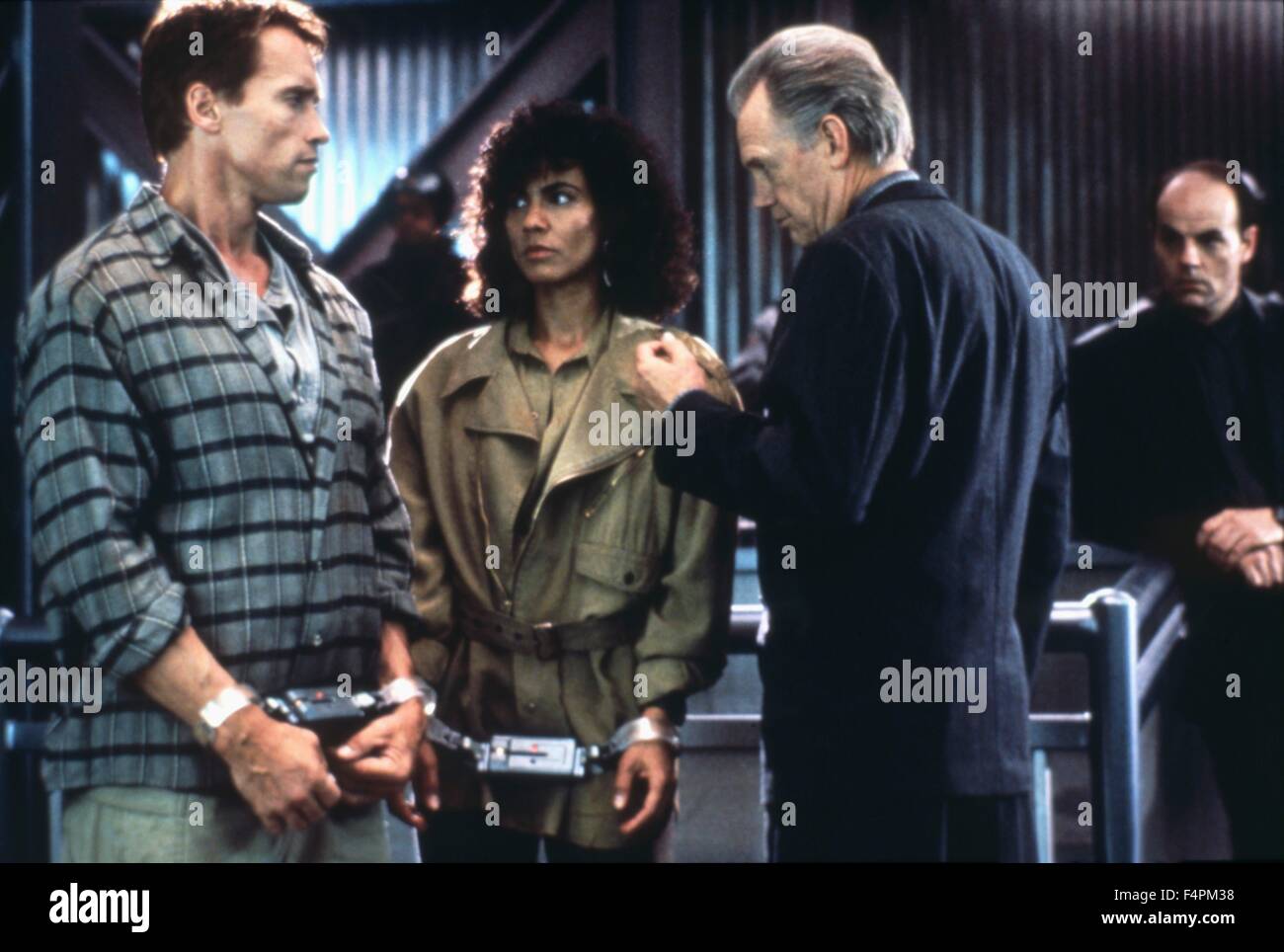 Arnold Schwarzenegger, Rachel Ticotin und Ronny Cox / Total Recall / 1990 unter der Regie von Paul Verhoeven [TriStar Pictures] Stockfoto