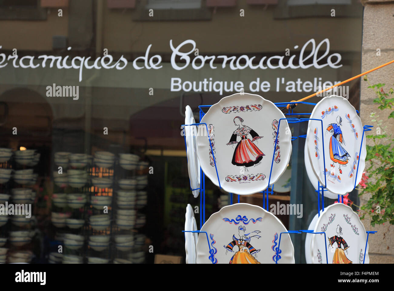 Frankreich, Bretagne, Quimper, Souvenir-Shop in der Altstadt, Keramik, bemalte Teller Stockfoto