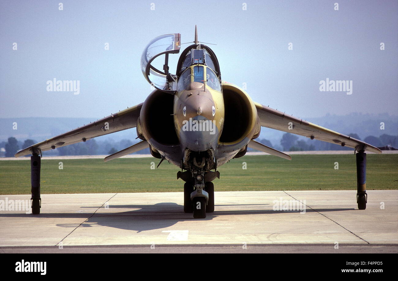 AJAXNETPHOTO. 1976. RNAS YEOVILTON, ENGLAND. -VERTIKALE JET - HAWKER SIDDELEY HARRIER PROTOTYP ON SCHÜRZE. FOTO: JONATHAN EASTLAND/AJAX.  REF: 31206 / 02 Stockfoto