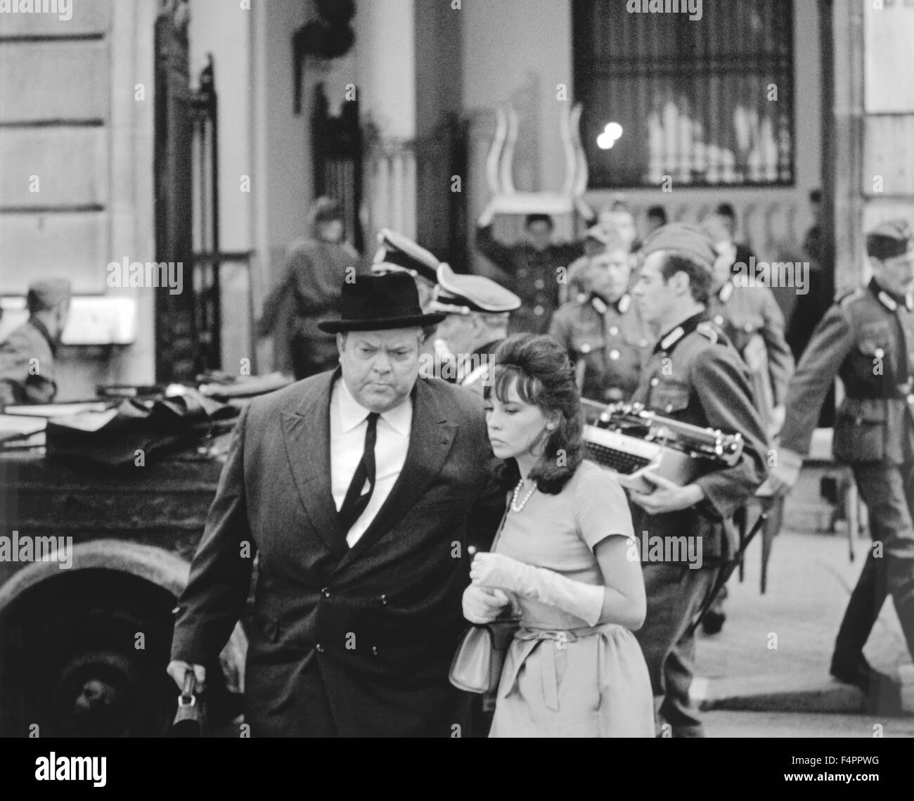 Orson Welles und Leslie Caron / brennt Paris? / 1966 unter der Regie von René Clement [Paramount Pictures] Stockfoto