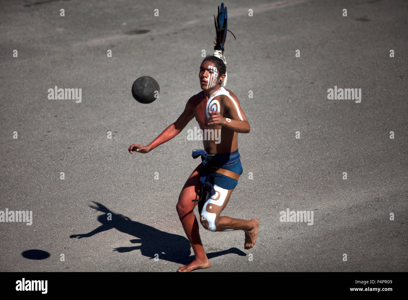 Ein Maya-Ball-Spieler aus "Pucxical Keej" Team von Playa del Carmen, schlägt den Ball während der ersten ¨Pok Ta Pok¨ WM Stockfoto