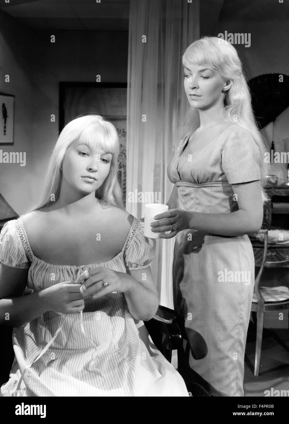 Katta kokrakli qiz chiroyli yechinadi