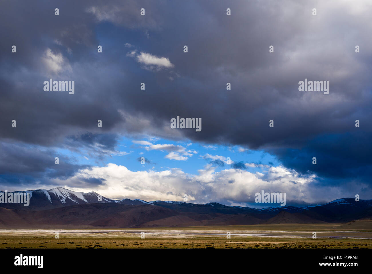 Karge Landschaft und dunkle Wolken bei Tso kar, eine schwankende Salt See, auf einer Höhe von 4.530 m über dem Meeresspiegel in Chang entfernt Stockfoto