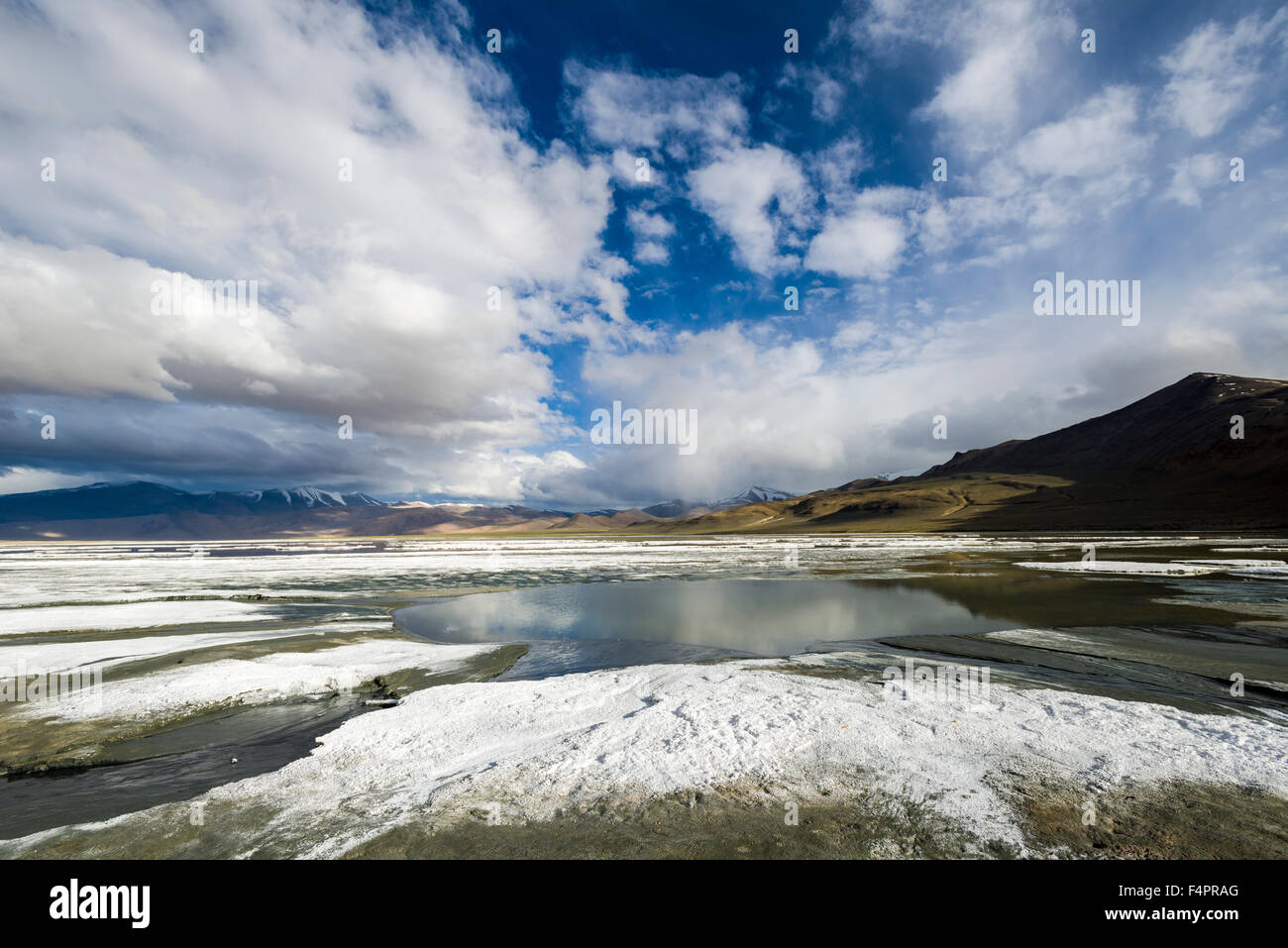 Schichten von Salz, karge Landschaft, blauen Himmel und dunklen Wolken bei Tso kar, eine schwankende Salt See, gelegen auf einer Höhe von 4.530 Stockfoto