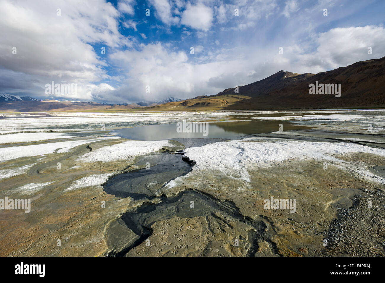 Schichten von Salz, karge Landschaft, blauen Himmel und dunklen Wolken bei Tso kar, eine schwankende Salt See, gelegen auf einer Höhe von 4.530 Stockfoto