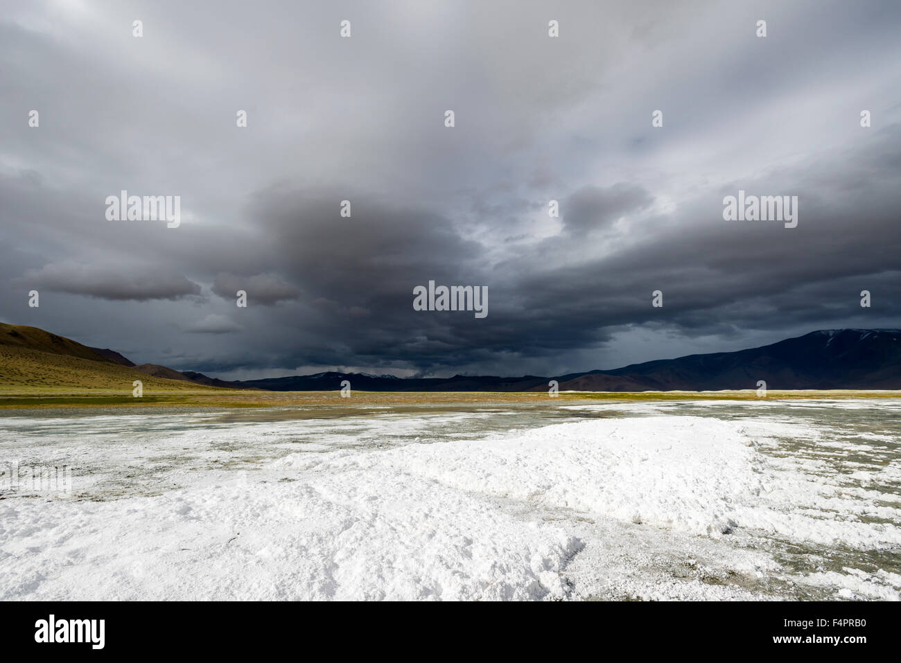 Schichten von Salz, karge Landschaft und dunkle Wolken bei Tso kar, eine schwankende Salt See, gelegen auf einer Höhe von 4.530 m über se Stockfoto