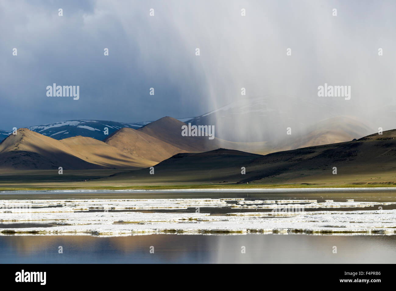 Schichten von Salz, karge Landschaft und dunkle Wolken bei Tso kar, eine schwankende Salt See, gelegen auf einer Höhe von 4.530 m über se Stockfoto