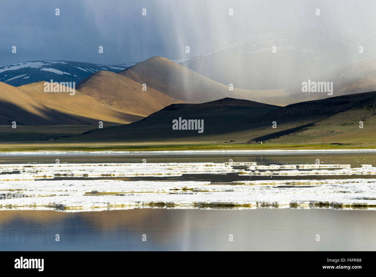 Schichten von Salz, karge Landschaft und dunkle Wolken bei Tso kar, eine schwankende Salt See, gelegen auf einer Höhe von 4.530 m über se Stockfoto