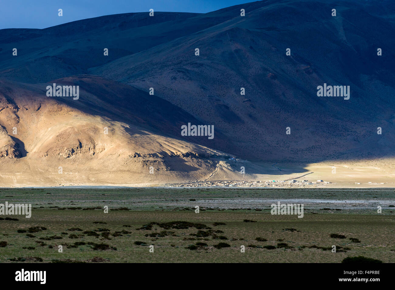 Das Dorf thukje ist in einer kargen Landschaft bei Tso kar gelegen, eine schwankende Salt Lake auf einer Höhe von 4.530 m über dem Meeresspiegel leve Stockfoto