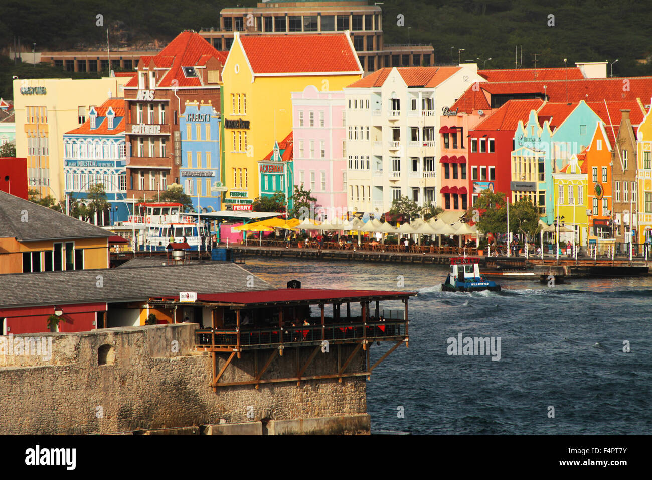 Bunte Uferpromenade Gebäude von der niederländischen Insel Curaçao in der südlichen Karibik Stockfoto