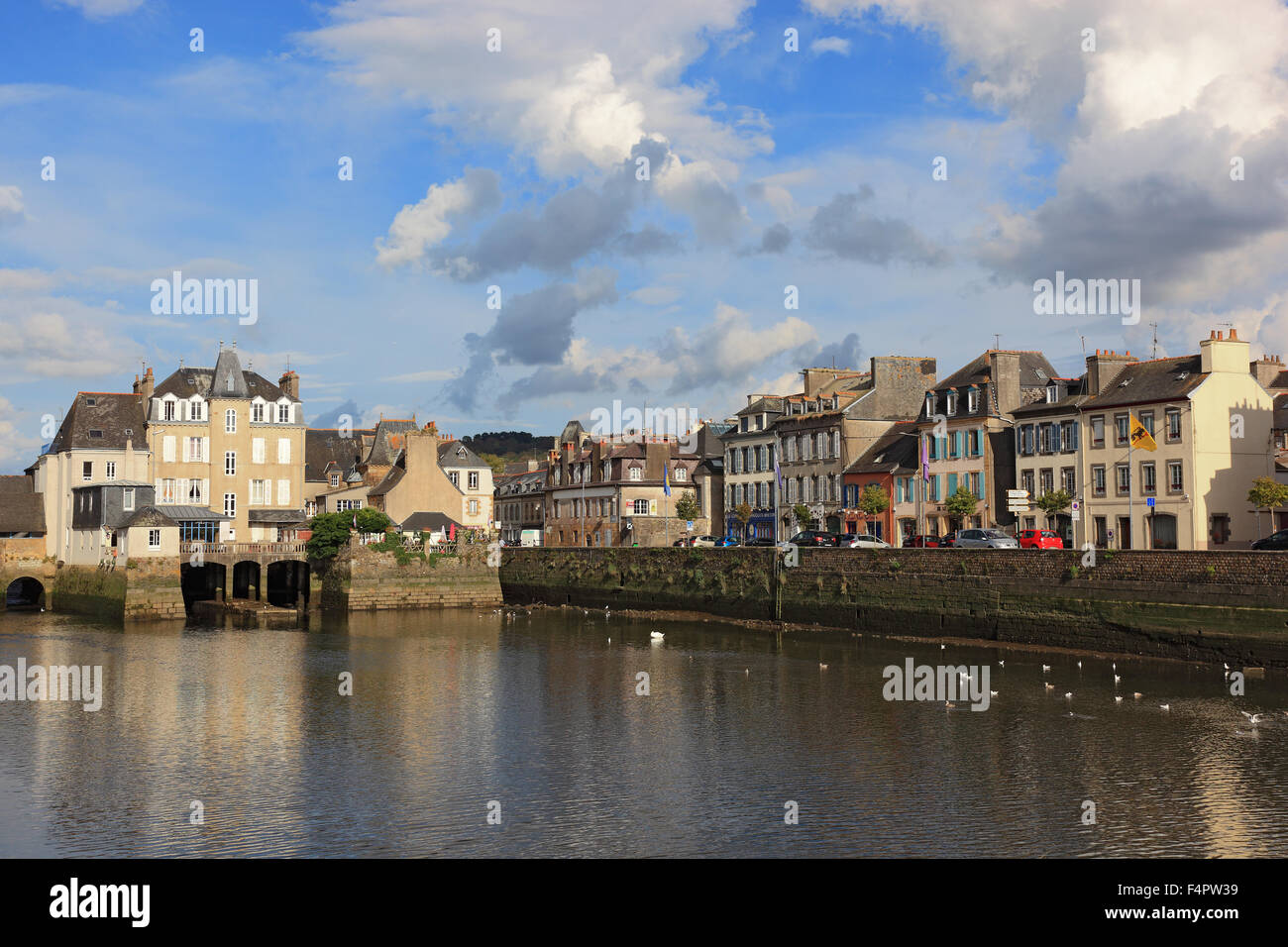 Frankreich, Bretagne, Landerneau, Blick über den Fluss Elron, die Altstadt und das Haus auf der Brücke, die Maison Gillart Stockfoto