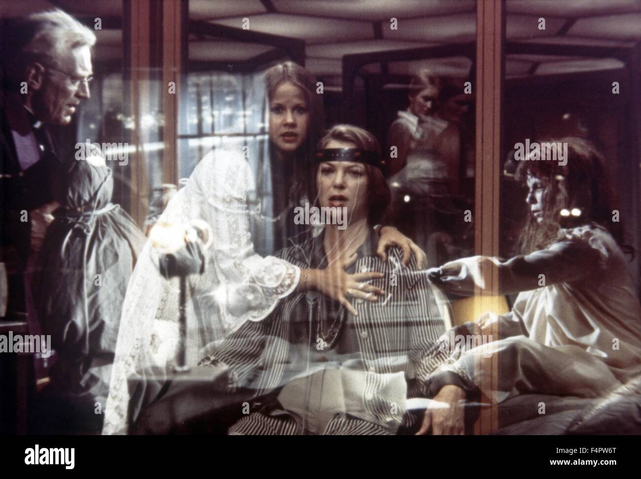 Max Von Sydow, Linda Blair und Louise Fletcher / Exorzist II: The Heretic / 1977 unter der Regie von John Boorman [Warner Bros Pictures] Stockfoto
