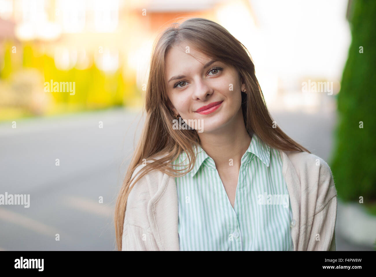 Porträt von schönen Mädchen hautnah auf der Straße. Stockfoto