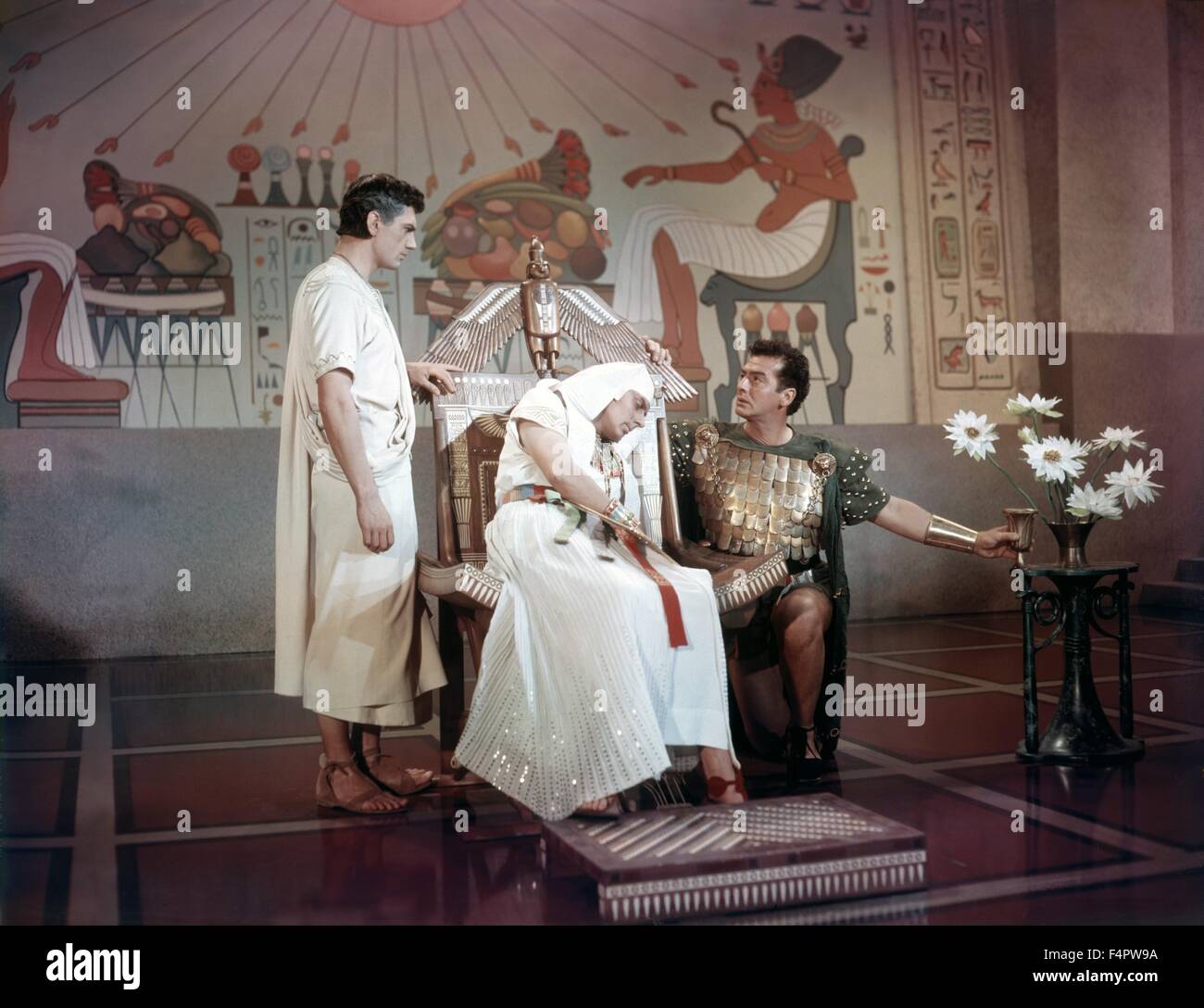Edmund Purdom, Michael Wilding und Victor Mature / der ägyptische / 1954 unter der Regie von Michael Curtiz [zwanzigsten Jahrhundert Fox Film Corpo] Stockfoto